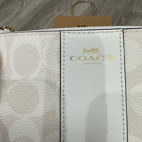 NWT Coach Wristlet - Picture 5 of 12
